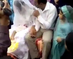 ٭٭ اف کتنا ذلیل انسان ہے ۔ بیچاری دلہن کو شادی والے دن سب کے سامنے تھپڑ دے مارا ،،،!! ٭٭٭