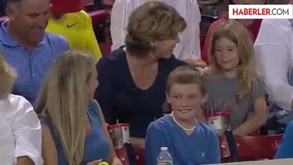 Centilmen Çocuk Beyzbol Topunu Küçük Kıza Hediye Etti