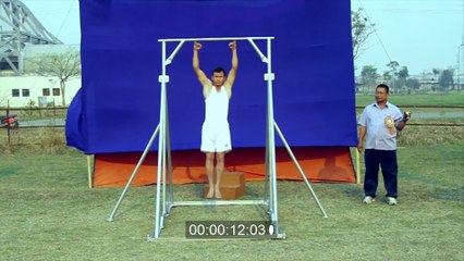 Record du monde de tractions avec ses petits doigts.
