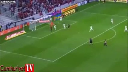 Kaleye sırtı dönük futbolcudan harika gol vuruşu