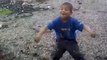 Roman Çocuk müthiş oyun havası oynuyor video izle