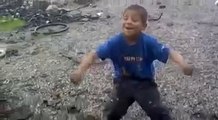Roman Çocuk müthiş oyun havası oynuyor video izle