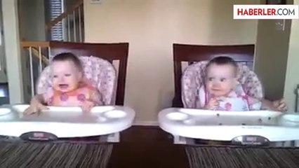 Gitarla Coşan Sevimli İkizler