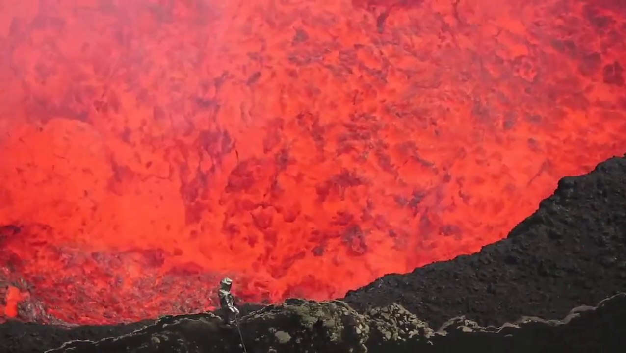Ils descendent dans le cratère d'un volcan