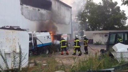 Important incendie dans un entrepôt de camions de service à Avignon