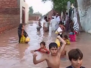 Жертв наводнения в Пакистане уже 200