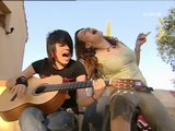 Angy y María tocando la guitarra y cantando