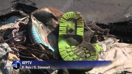 Flug MH17 über Ukraine von "Objekten" durchsiebt