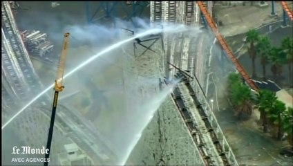 Un grand 8 californien s'effondre après avoir pris feu