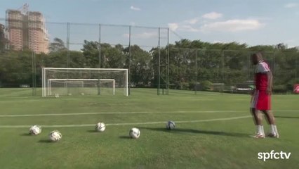 Zagueiro do São Paulo dá show no Desafio do Travessão