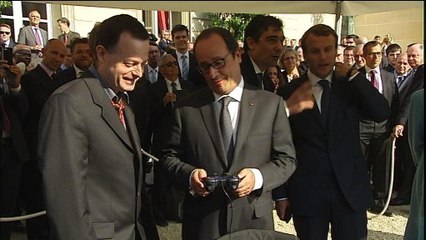 François Hollande joue avec un drone à l'Elysée