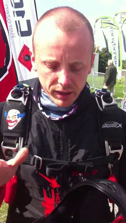 Record de France de vol libre, 98 parachutistes, à Bondues. L'équipement du parachutiste.