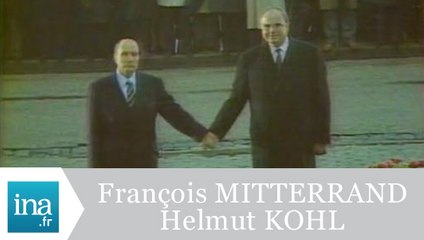 François Mitterrand et Helmut Kohl main dans la main - Archive INA
