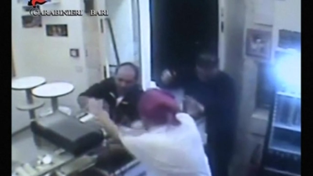 Pizza man hurls plates at armed robbers to defend shop