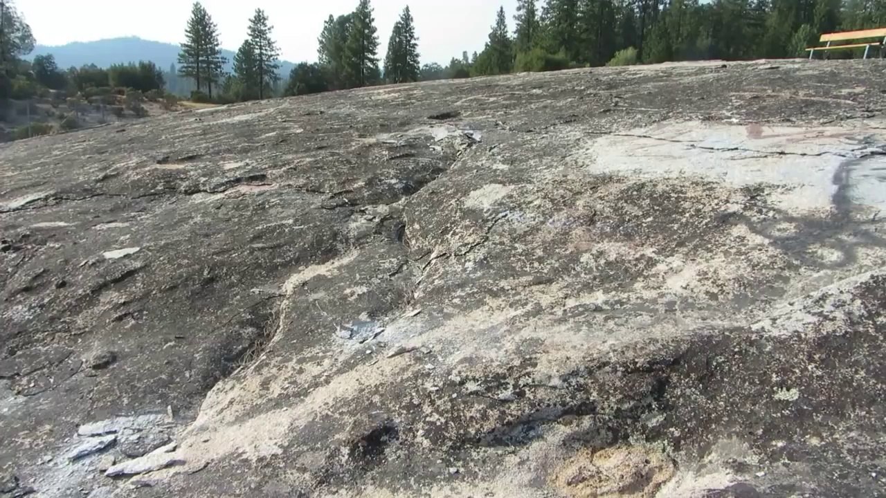 La roche craque tout seule