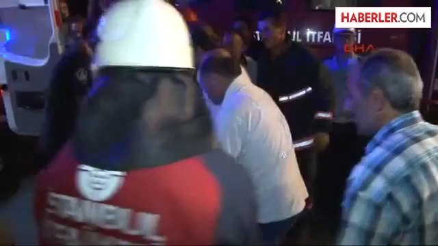 Sultanbeyli'de Sürücüsünün Uyuduğu İddia Edilen Midibüs Park Halindeki Tır'a Çarptı.