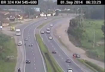 Un motard passe sous un camion