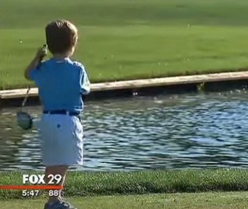 Cet enfant de 3 ans n'a qu'un bras mais est un tueur au golf !