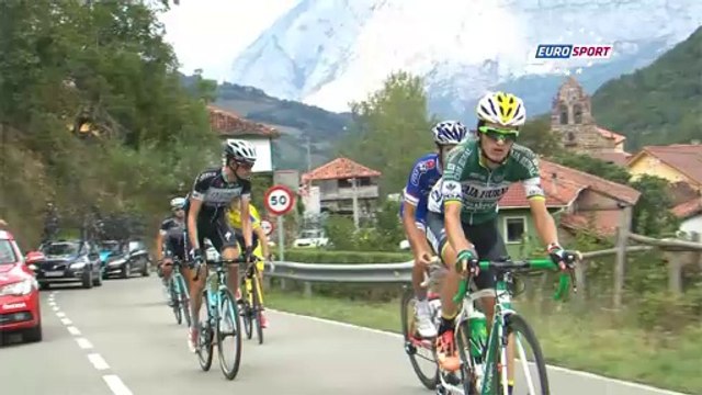 Two cyclists fighting during Spain race. So violent!