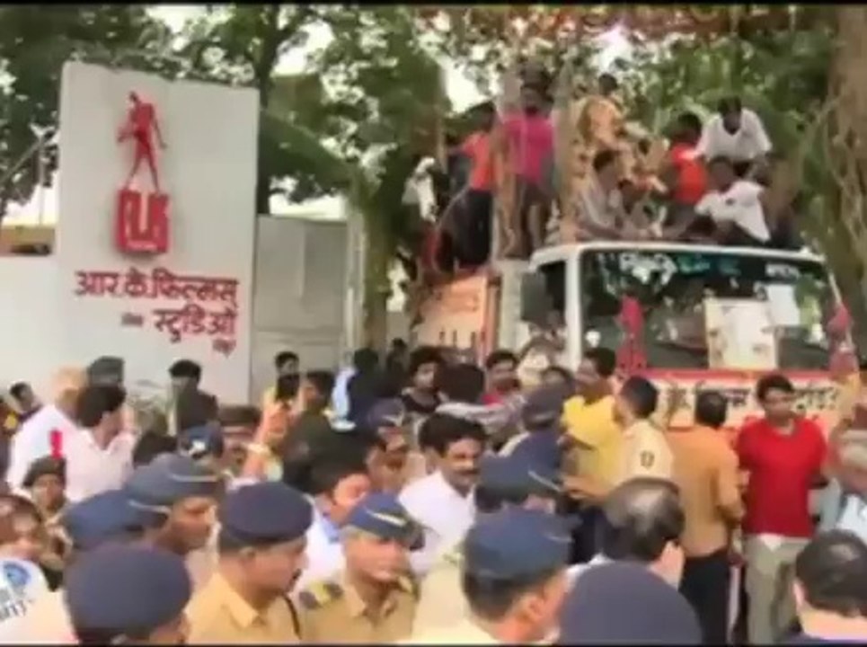 RK Studio's Ganpati Visarjan - Rishi & Randhir Kapoor