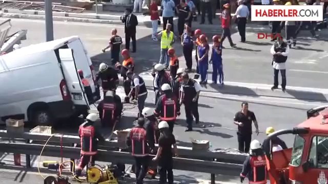 Avcılar'da Tanker Çarptı, Üst Geçit Çöktü