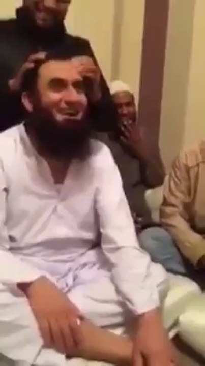 Tariq jamil geebat karte hua hai, Quraan sharif ki Aayat ka mazaak karte hue hai, aur gande chutkule par keh keh lagate hue hai.