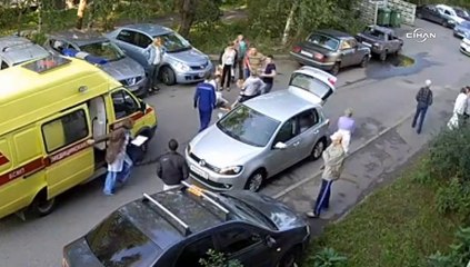 Aniden yola fırlayan çocuğa araba çarptı