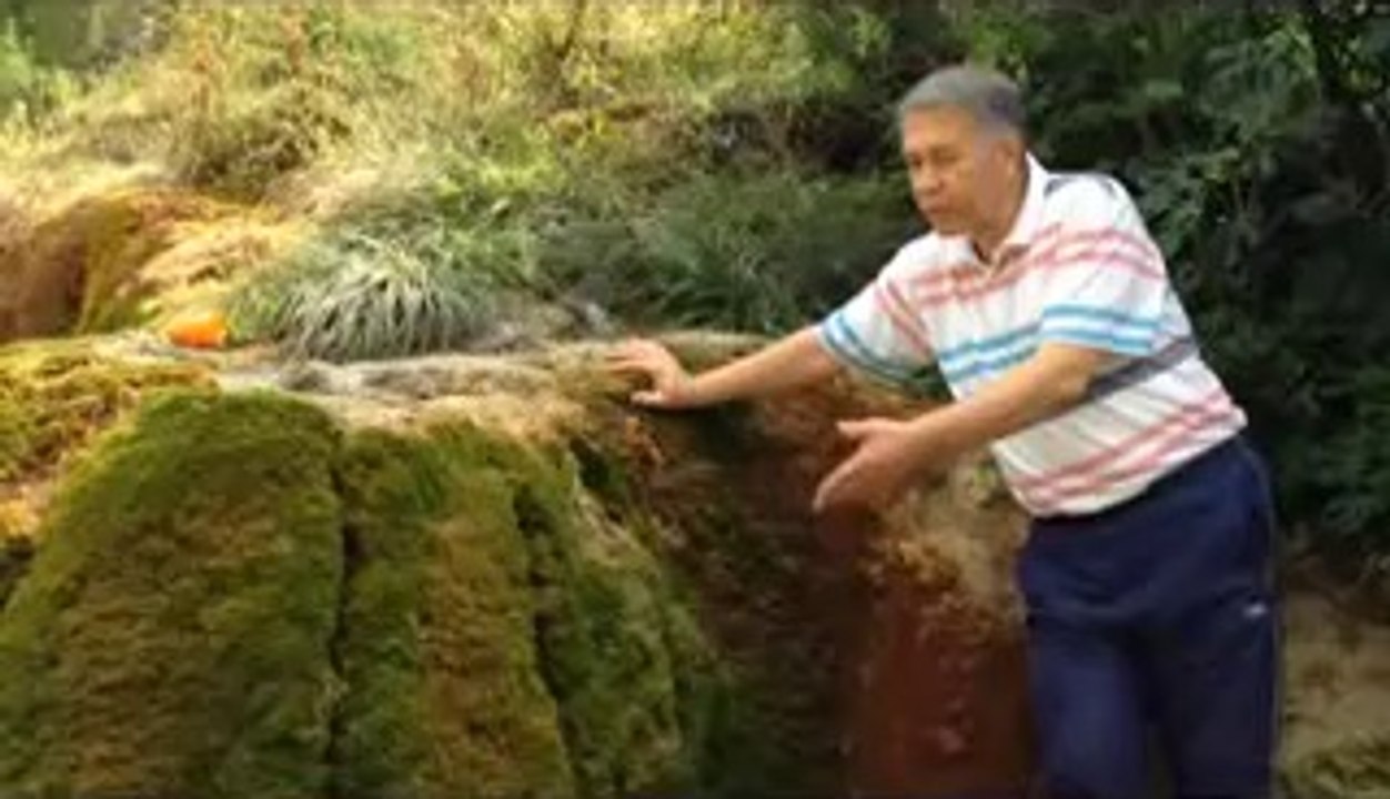 DAĞIN TEPESİNDEN AKAN DOĞAL KAYNAK SUYU