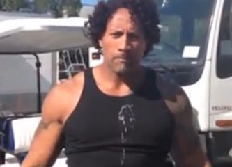 Grâce au lait il se transforme en Dwayne Johnson !