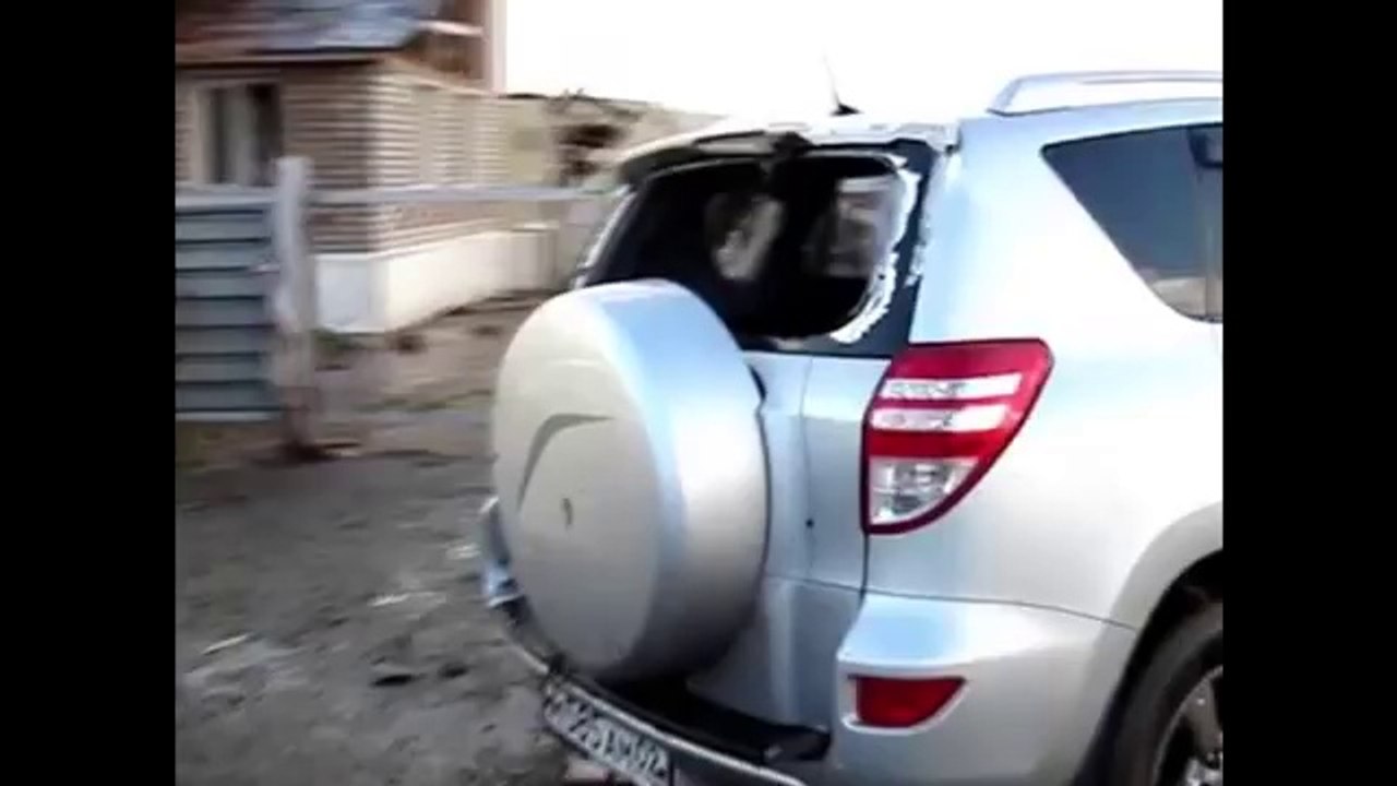 Un homme sort sa voiture du garage juste avant qu'une tornade arrive