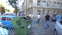 Ukrayna'da bir grup rüşvet aldığı iddia edilen müdürü çöp kutusuna attı