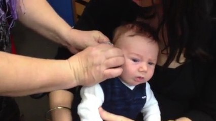 Un bébé sourd depuis sa naissance entend pour la première fois !!