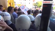 Bursa'da Milli Eğitim Önünde Polisle Öğrtemenler Arasında Arbede