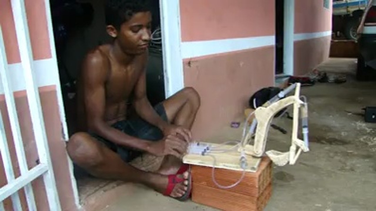 Small Engineer Make A Crane with Plastic Injection