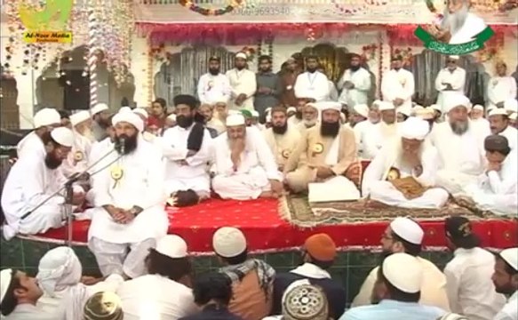 Dr mufti mazhar farid shah sahb ijtimaee dua2014 in jamiafaridia sahiwal
