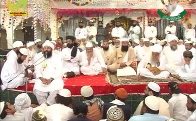 Dr mufti mazhar farid shah sahb ijtimaee dua2014 in jamiafaridia sahiwal