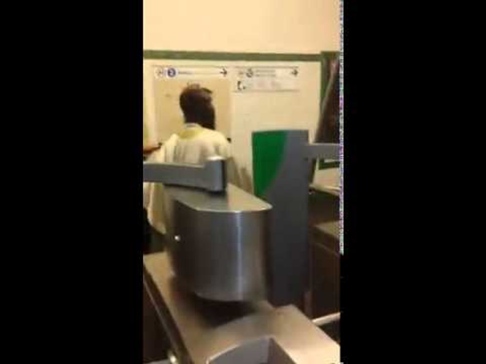 Ouzin Keita   Super stat dans les rues de Paris   le metro