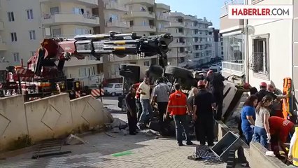 Duvara çarpan beton mikserinde sıkışan sürücü kurtarıldı -