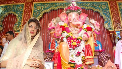 Priyanka Chopra Seeks Blessings @ Andhericha Raja Ganpati !