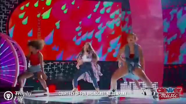 Becky G Performs ‘Shower’ at the 2014 Teen Choice Awards