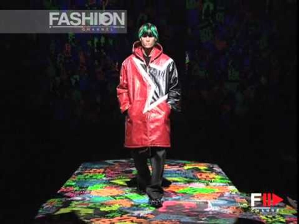 "Versus" Autumn Winter 2002 2003 Menswear 2 of 4 by FashionChannel