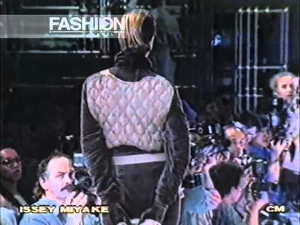 "Issey Miyake" Autumn Winter 1990 1991 Paris Pret a Porter Woman by Canale Moda