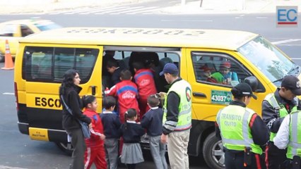 La Agencia Metropolitana de Tránsito realizó operativos de control a los transportes escolares.