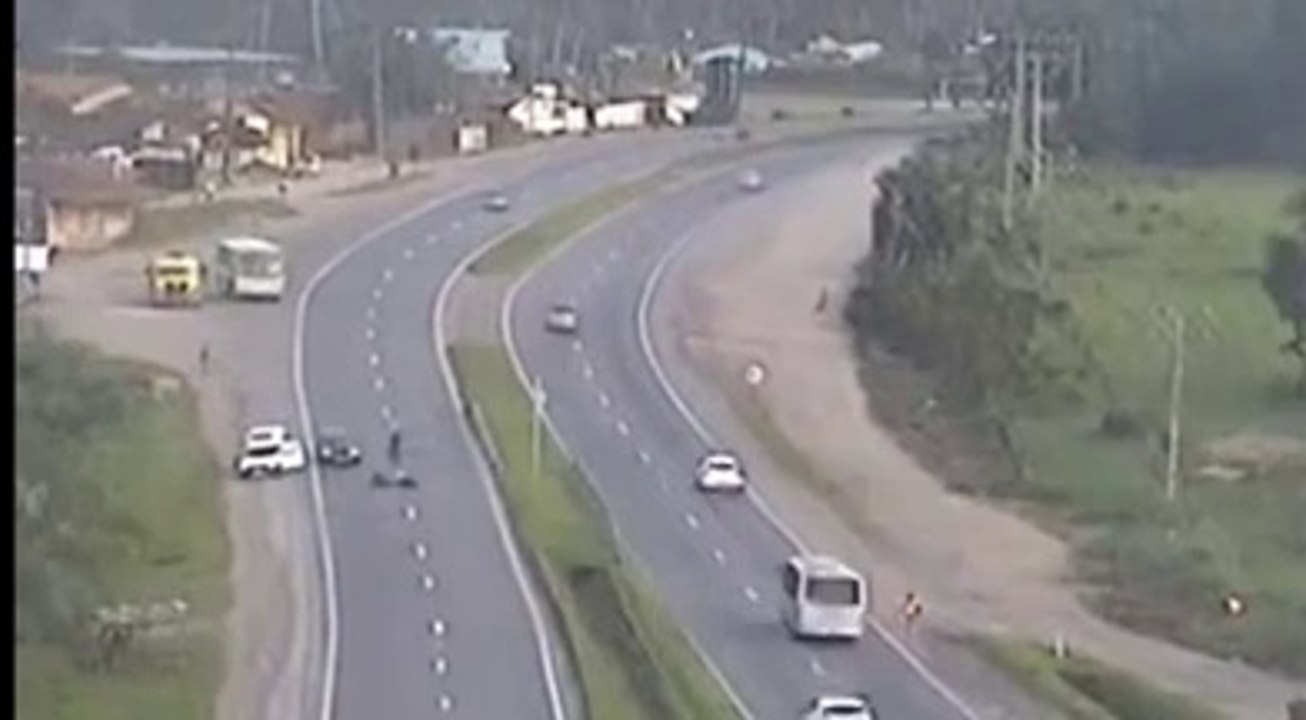 Brazilian Motorcyclist Dramatically Avoids Collision With Truck