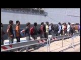 Napoli, sbarcati 877 immigrati: tra loro tre donne incinte -live- (10.09.14)