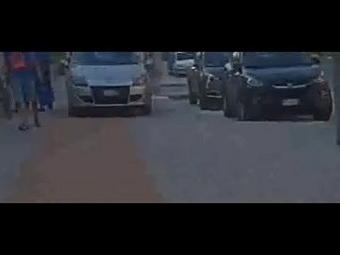 Aversa - Via Di Jasi, sosta selvaggia nonostante i lavori in corso (10.09.14)