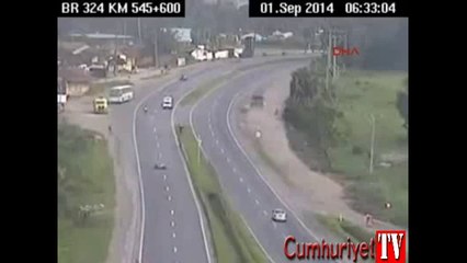 TIR'ın altına giren motosikletlinin mucize kurtuluşu kamerada