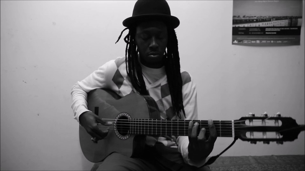 Faada Freddy improvise à la guitare - Coulisses "Les enfants du patrimoine"