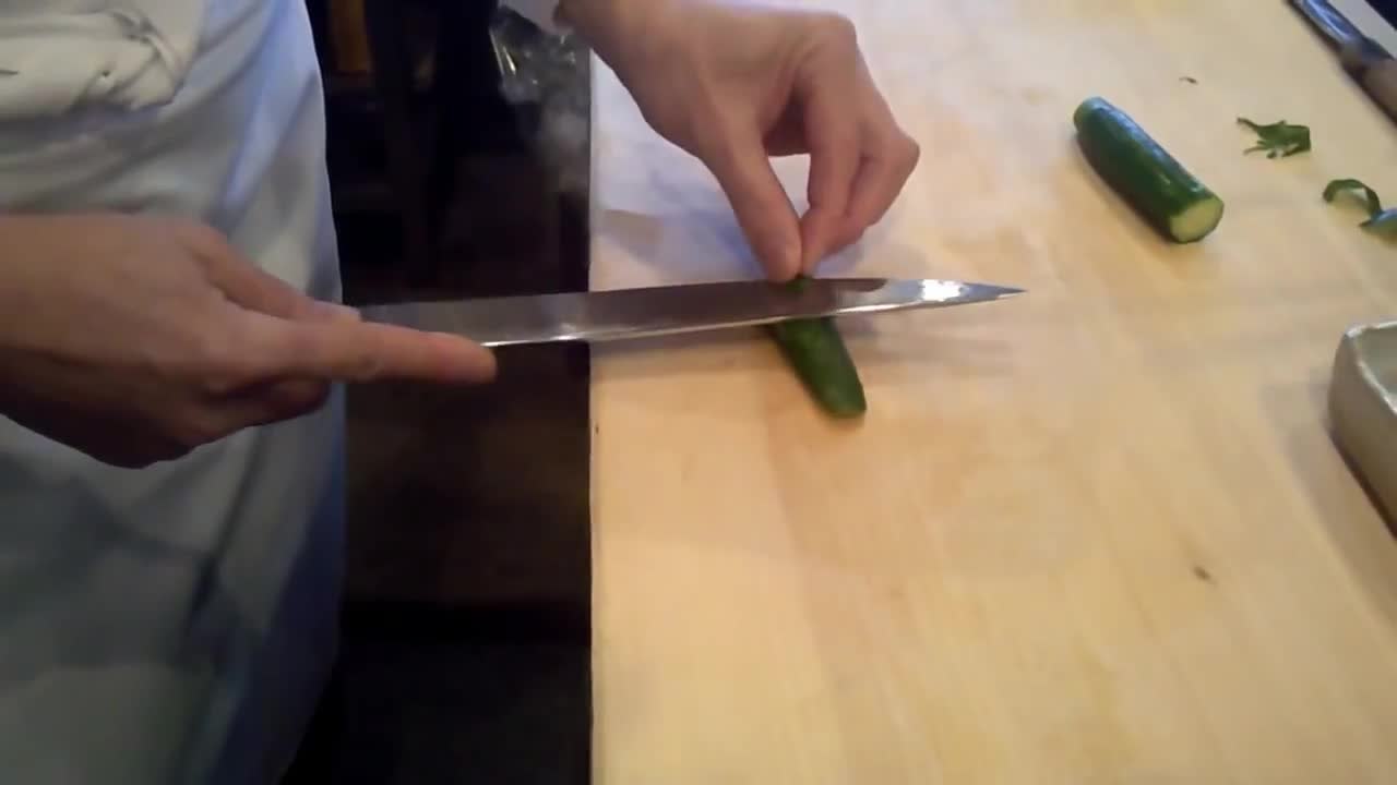 Démonstration de découpage d'un concombre (Japon)