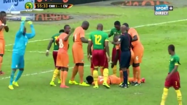 Após choque de cabeças, jogador sofre convulsão